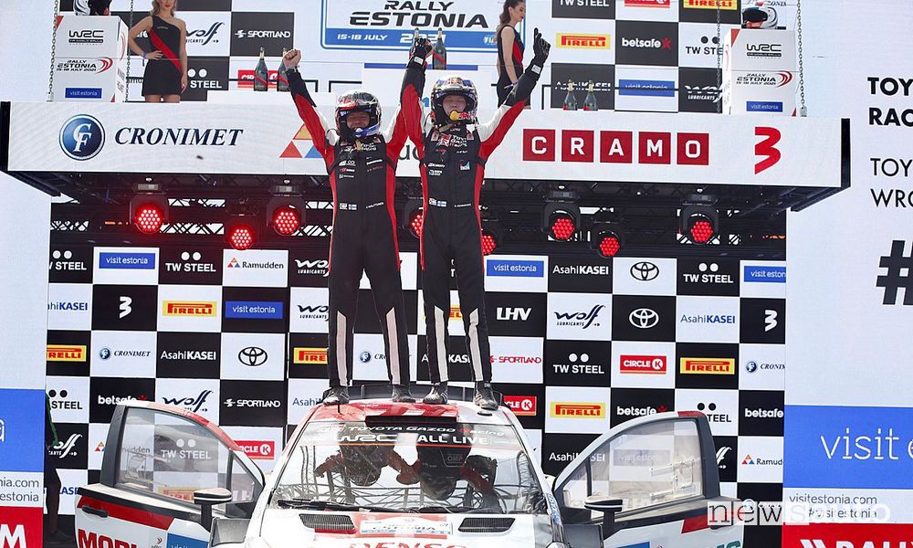 Kalle Rovanperä festeggia la vittoria ai piedi del podio del Rally d'Estonia 2021