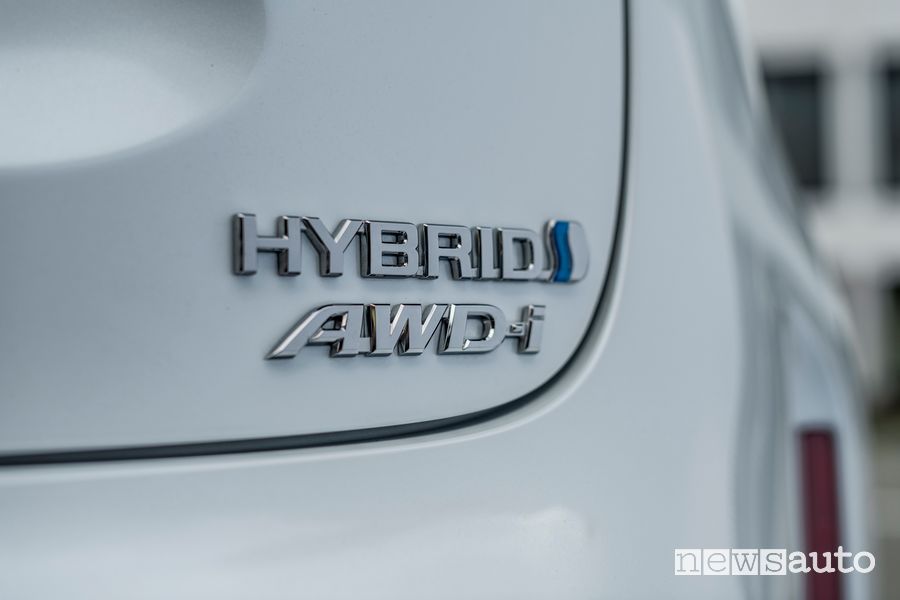 Scritta Hybrid portellone posteriore nuova Toyota Yaris Cross Adventure