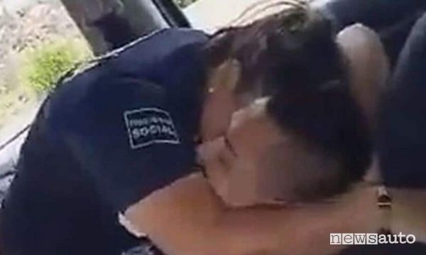 Sesso nell’auto di servizio, Poliziotti filmati e licenziati
