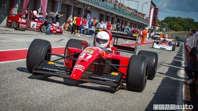 Formula 1 storica nella pit-lane ad Imola nell'Historic Minardi Day 2021