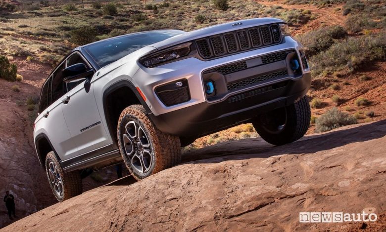 Vista di profilo nuova Jeep Grand Cherokee Trailhawk 4xe sullo sterrato