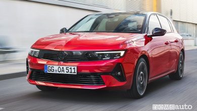 Vista di profilo nuova Opel Astra su strada
