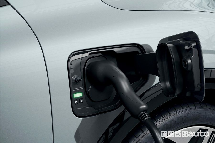 New Renault Mégane E-TECH Electric in charging