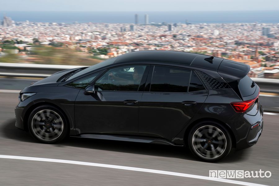 Vista laterale Cupra Born elettrica Quasar Grey su strada