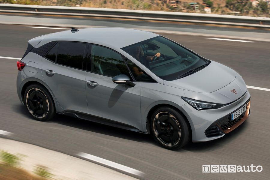 Vista di profilo Cupra Born elettrica Vapor Grey su strada