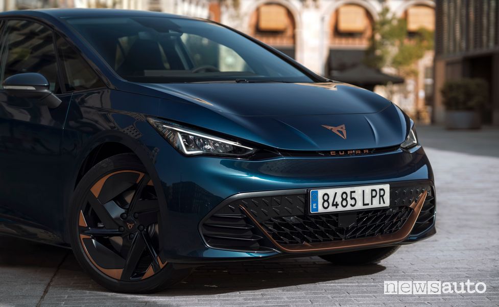 Paraurti anteriore Cupra Born elettrica Aurora Blue