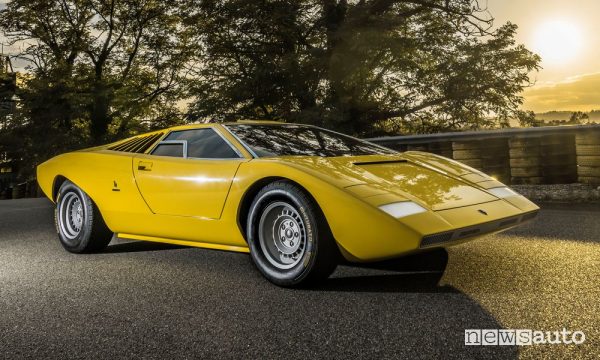 Vista di profilo Lamborghini Countach LP 500 concept