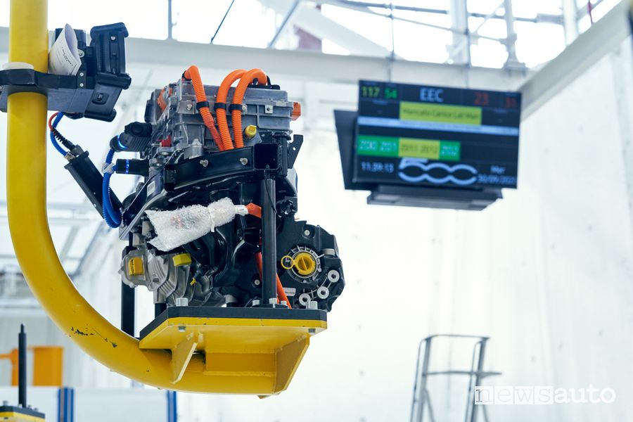 Linea di produzione nuova Fiat 500 elettrica installazione motore elettrico