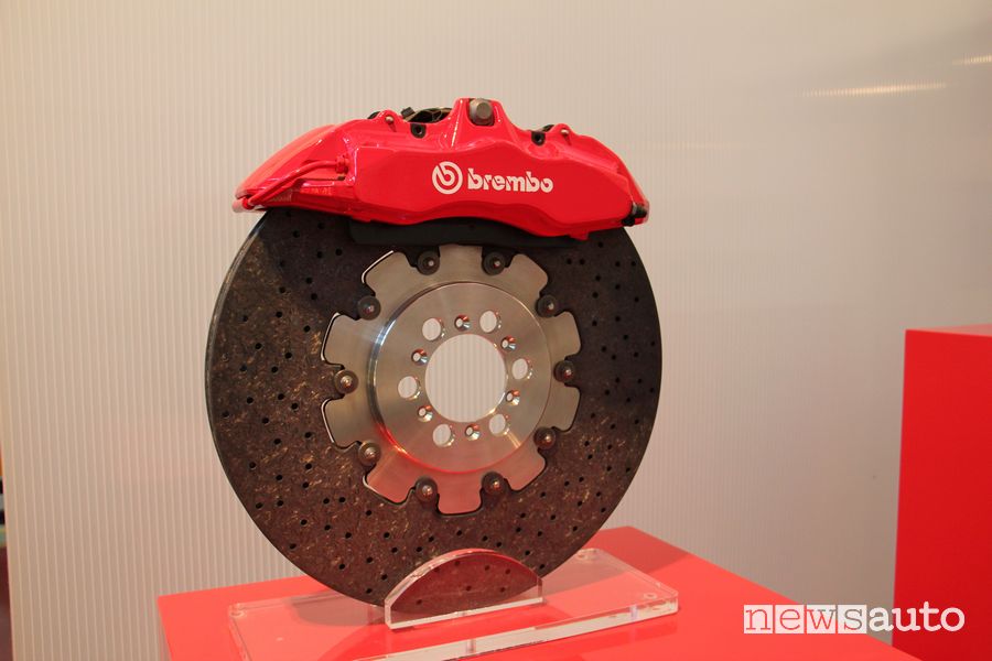 Dischi freno carboceramici Brembo in esposizione