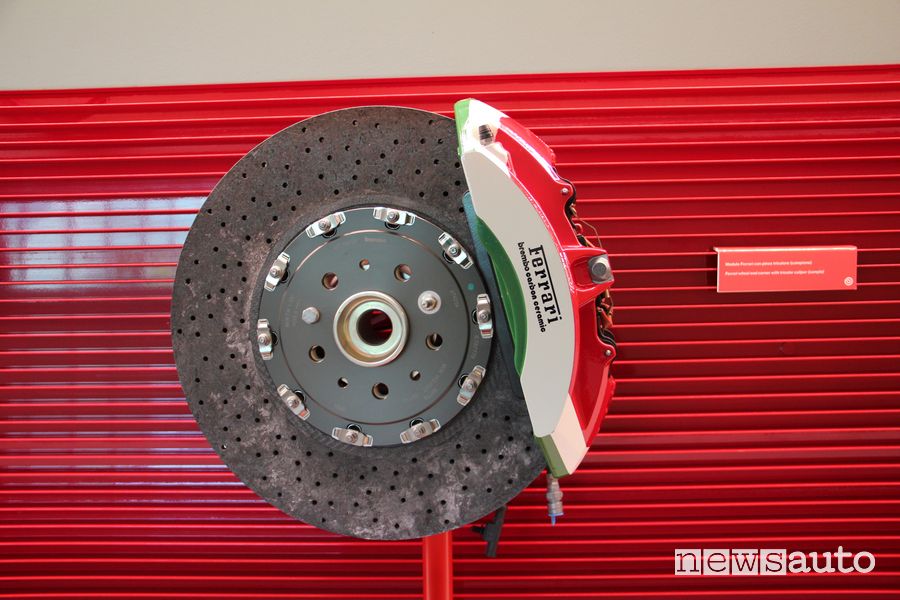 Disco freno in carbonio Brembo Ferrari con pinza tricolore