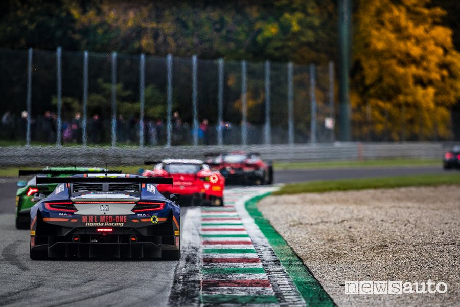 Gruppo auto GT3 in una Monza autunnale GT Endurance 2021