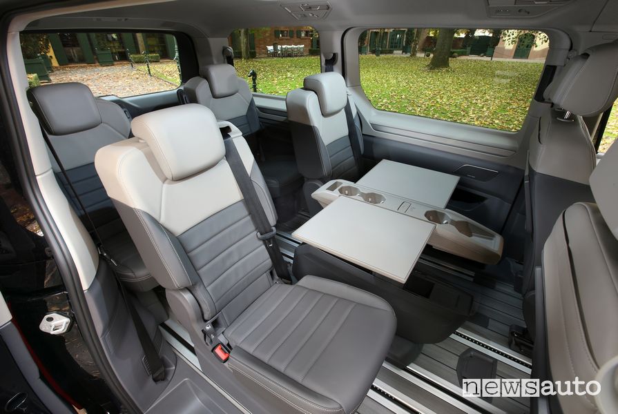 Abitacolo sedili posteriori Volkswagen Multivan eHybrid ibrido plug-in