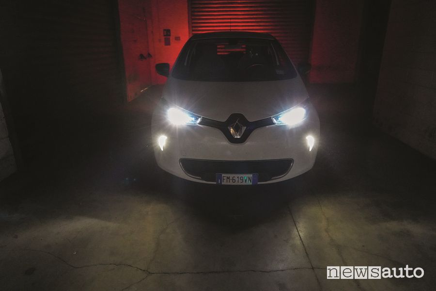 Sostituzione luce lampade alogene H7 con lampade a LED sulla Renault Zoe