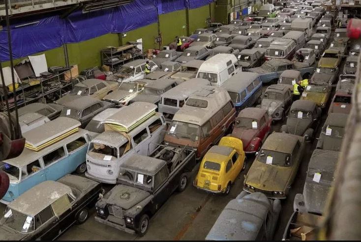Garage pieno zeppo di auto abbandonate di Londra 