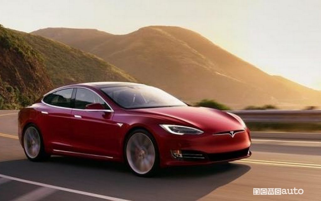 Tesla accusata per non aver comunicato la riduzione dell'autonomia a basse temperature