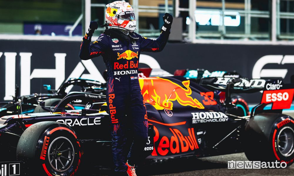 Verstappen festeggia la pole position nella qualifiche del Gp di Abu Dhabi 2021