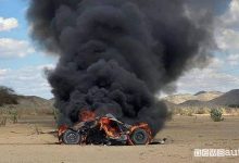 Incendio alla Dakar 2022, buggy con motore Ford a fuoco