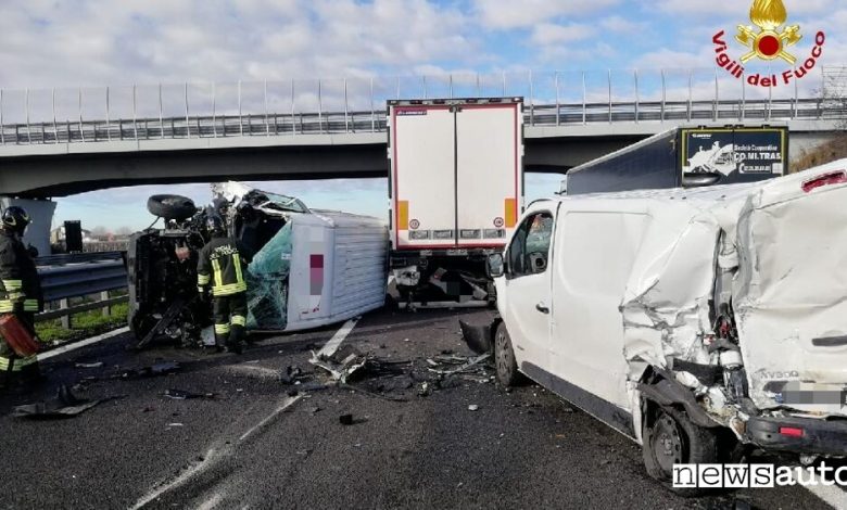 Incidente stradale tra camion in autostrada