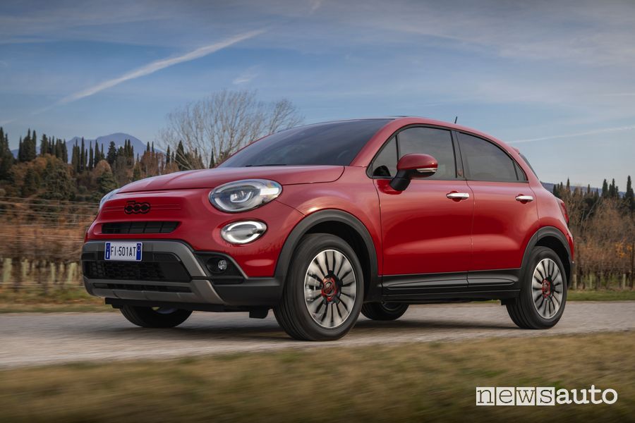 Vista di profilo Fiat (500X)RED su strada