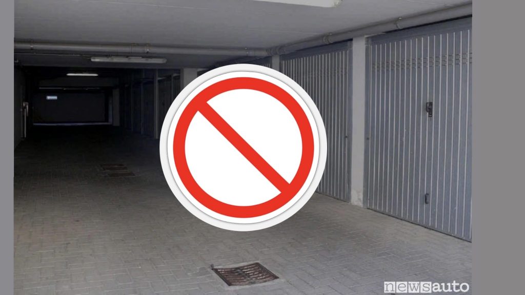 Garage vuoto con box auto inagibile