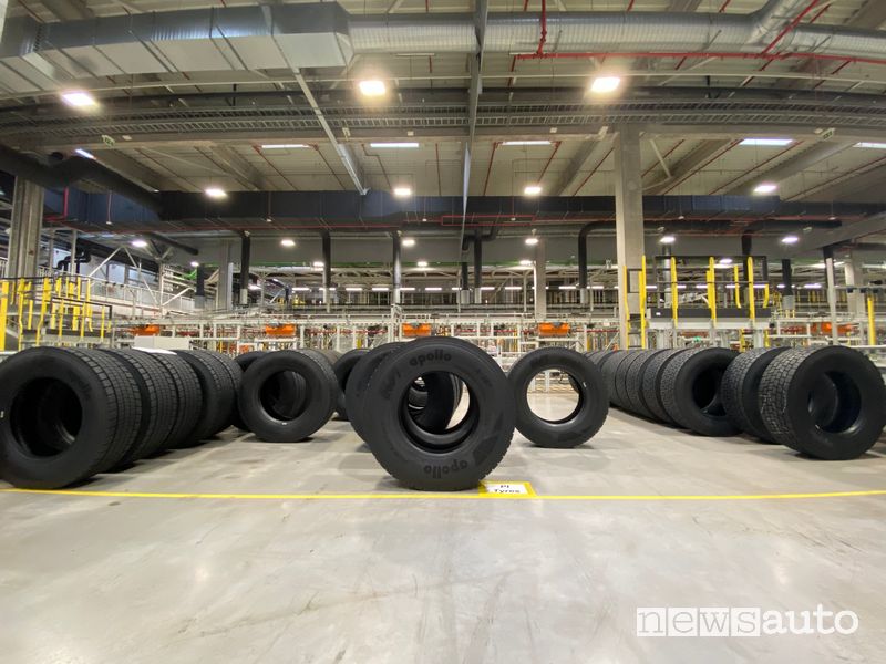 Pneumatici Apollo Tyres autocarro nella fabbrica in Ungheria