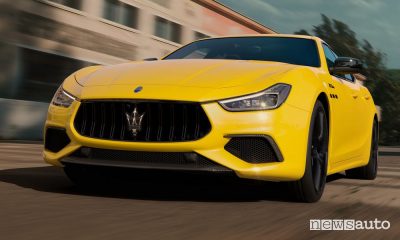 Vista di profilo Maserati Ghibli MC Edition Giallo Corse