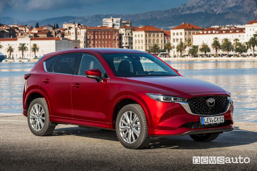 Vista di profilo Mazda CX-5 2022