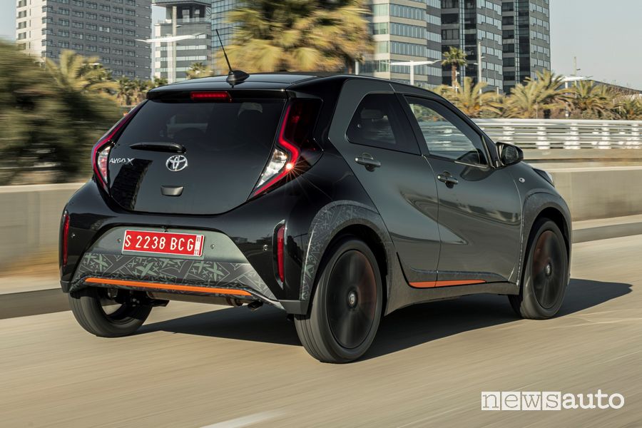 Vista posteriore nuova Toyota Aygo X Limited su strada