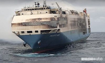 Affonda nave, incidenti in mare, Porsche e Audi distrutte