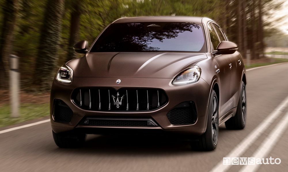 Vista di profilo Maserati Grecale GT su strada