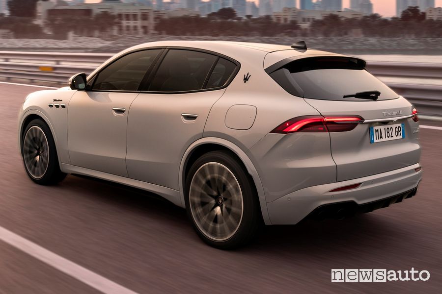 Vista posteriore Maserati Grecale Modena su strada