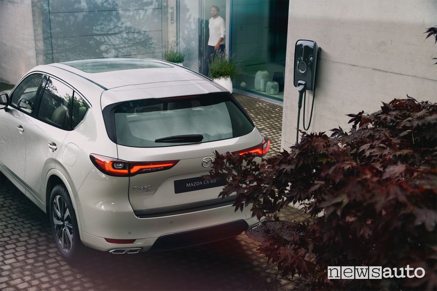 Mazda CX-60 PHEV in ricarica