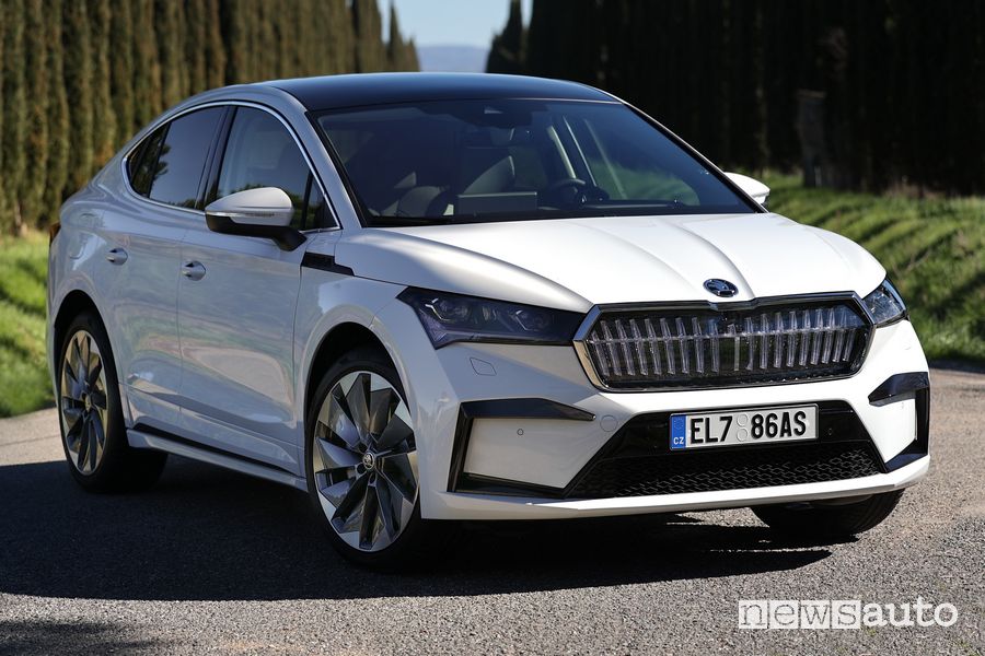 Vista di profilo Škoda Enyaq Coupé iV
