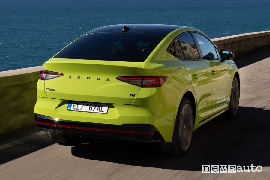 Vista posteriore Škoda Enyaq Coupé RS iV su strada