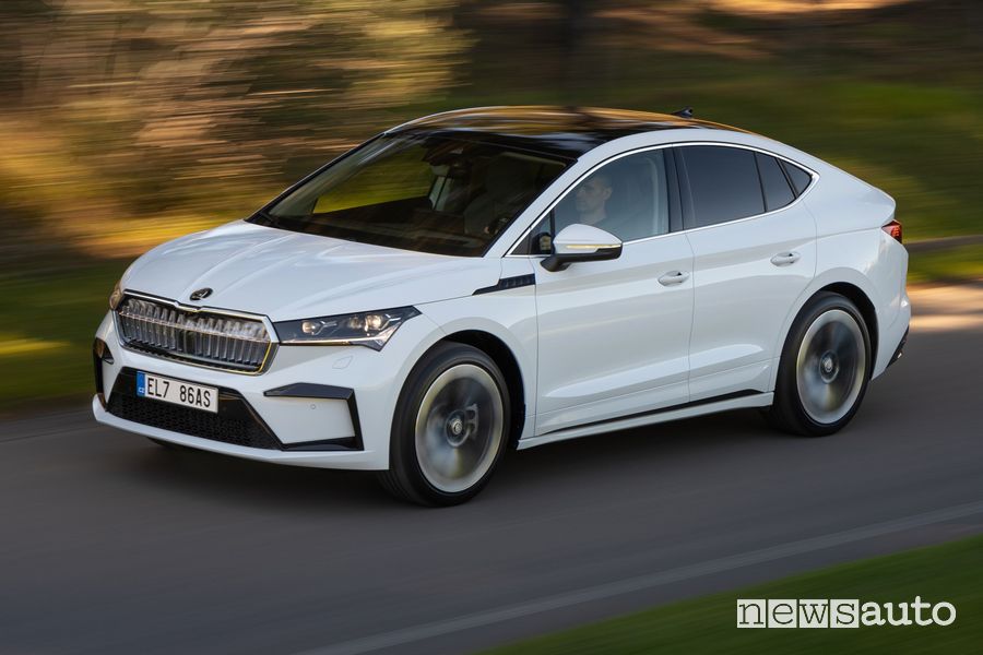 Vista di profilo Škoda Enyaq Coupé iV su strada