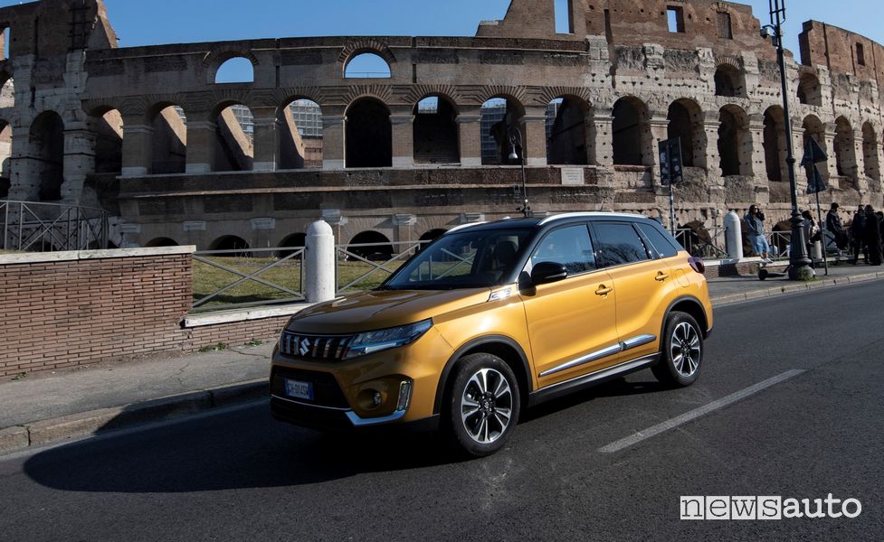 Suzuki Vitara Hybrid 140V on the road in Rome's Colosseum