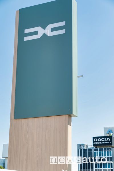 Totem di ingresso della nuova concessionarie Dacia di Roma