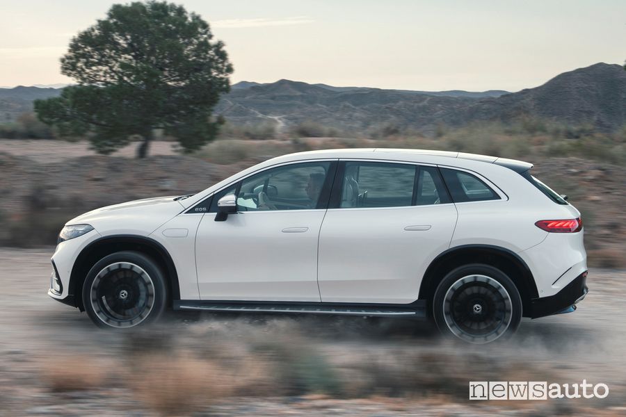 Vista laterale Mercedes-Benz EQS SUV sullo sterrato