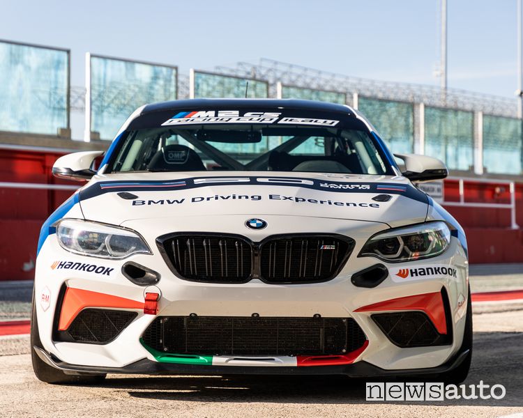 Vista frontale BMW M2 CS Racing Cup nella pit-lane di Misano