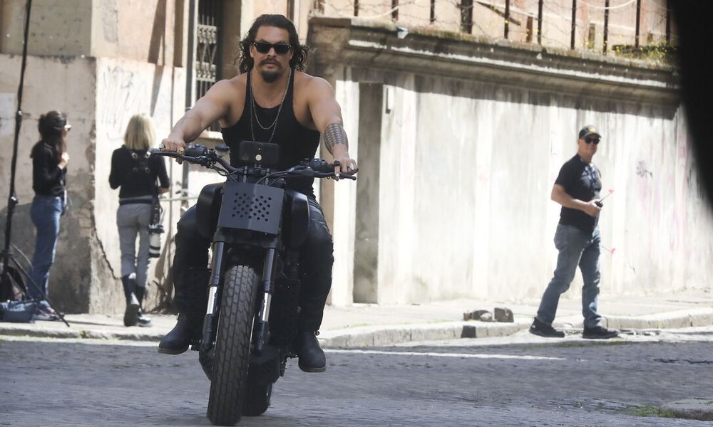 L'attore Jason Momoa durante le riprese di Fast & Furious a Roma (foto ANSA)