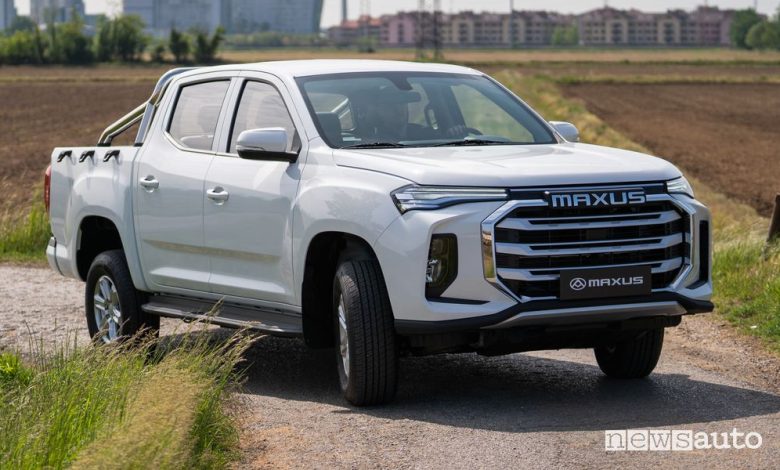 Vista di profilo pick-up elettrico Maxus T90