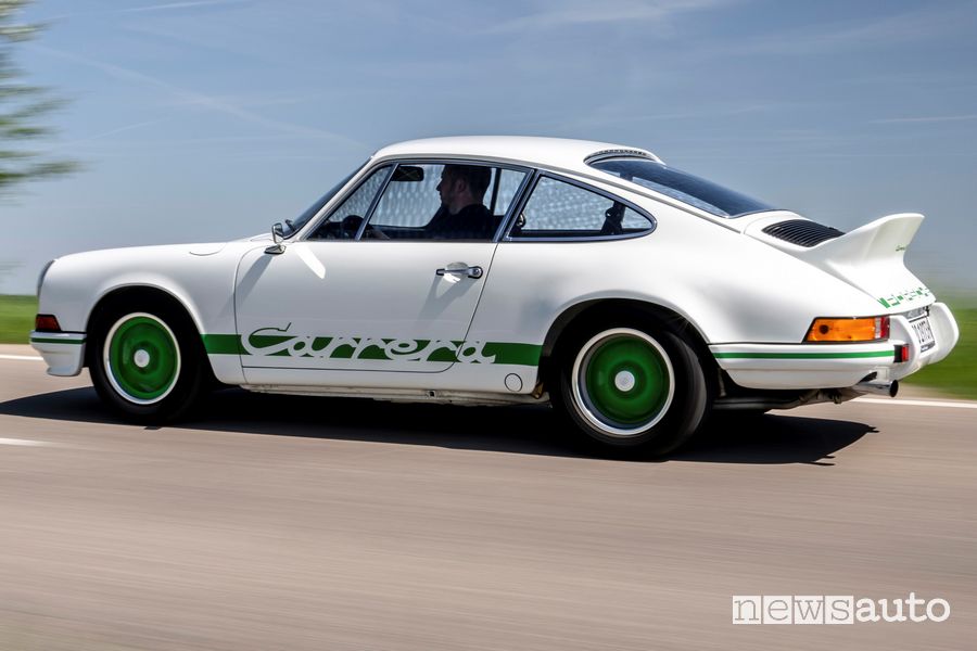 Vista posteriore Porsche 911 Carrera RS 2.7 nella versione sportiva su strada