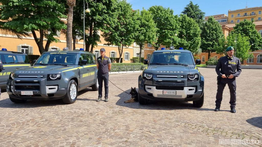 Nuovi veicoli alla Guardia di Finanza, Defender Landa Rover