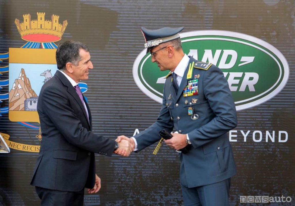 A destra il Generale di Divisione Francesco Greco, Capo di Stato Maggiore della Guardia di Finanza, riceve le chiavi dei nuovi Defender 
dal CEO di Jaguar Land Rover Italia Marco Santucci.