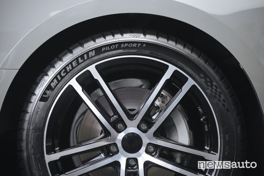 Spalla pneumatico Michelin Pilot Sport 5 dove è riportato l'indice di carico e codice di velocità
