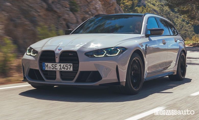 Vista di profilo BMW M3 Touring su strada