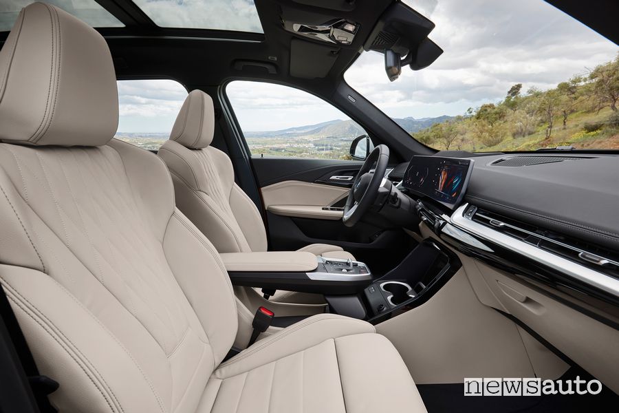Sedili anteriori abitacolo nuova BMW X1 xDrive23i