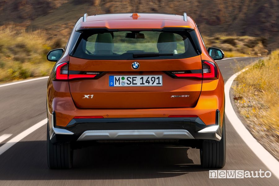 Vista posteriore nuova BMW X1 xDrive23i su strada