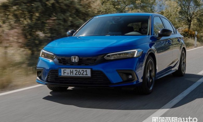 Vista di profilo Honda Civic e:HEV su strada