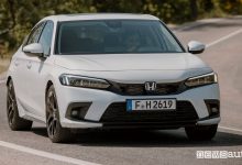 Vista di profilo Honda Civic e:HEV su strada